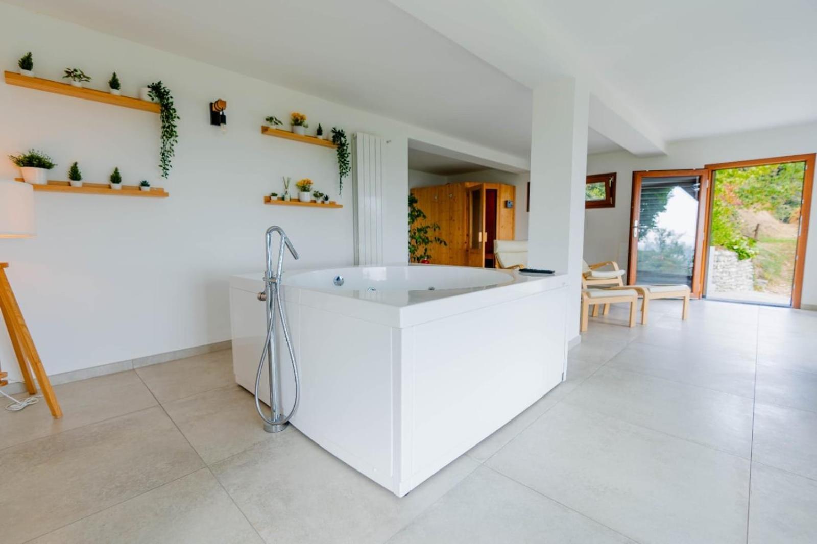 Chalet Sophie - Luxury Chalet Roletto ภายนอก รูปภาพ